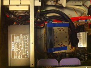 Altes Gehäuse mit Netzteil oben mit Backplane welches die Hitze auf das Netzteil überträgt. Links der CPU-Kühler der zusätzlich das Netzteil aufheizt
